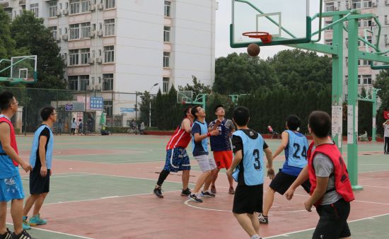 365英国上市官网在线研一研二篮球对抗赛成功举办